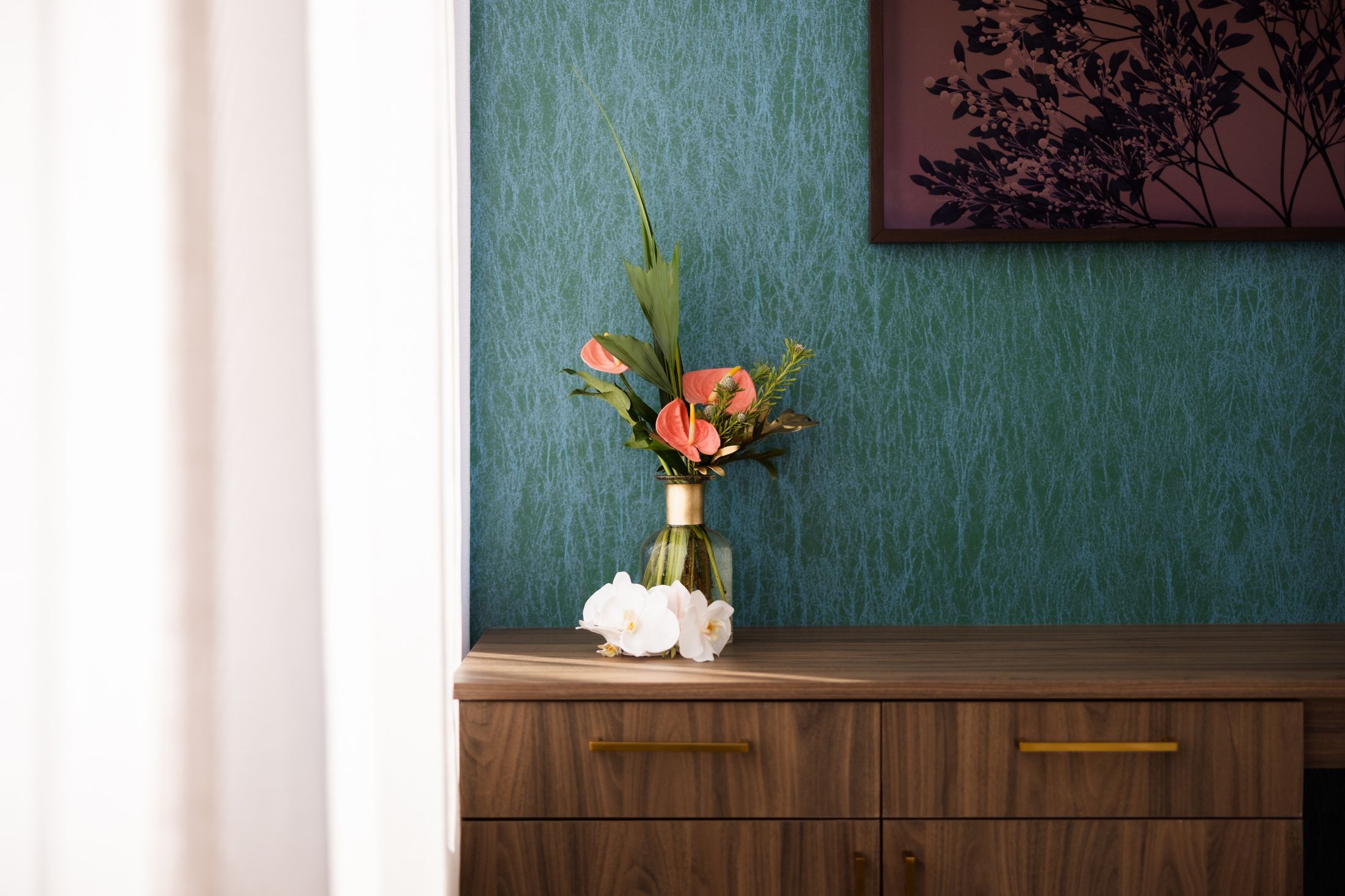 Elegant floral patterned wallpaper in modern interior.